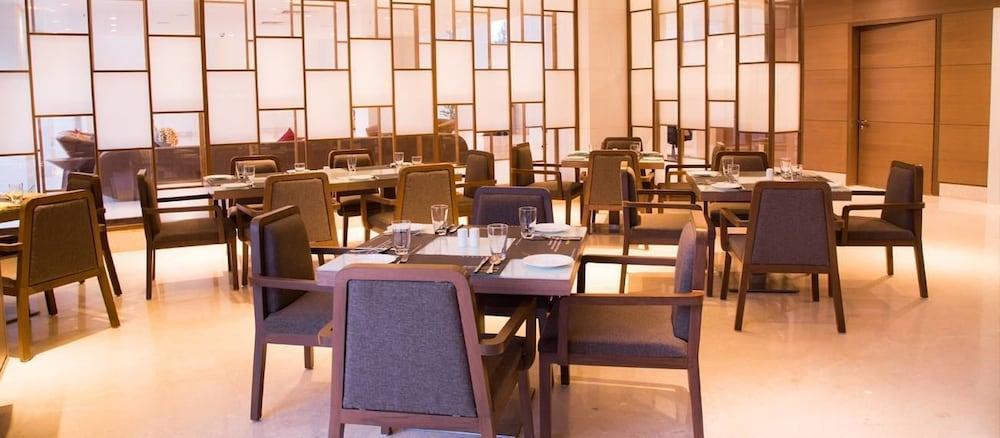 Regenta Central Grand Exotica Pimpri-Chinchwad Esterno foto