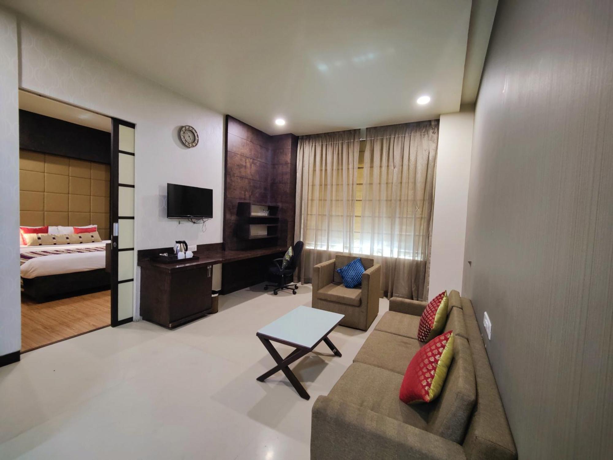 Regenta Central Grand Exotica Pimpri-Chinchwad Esterno foto