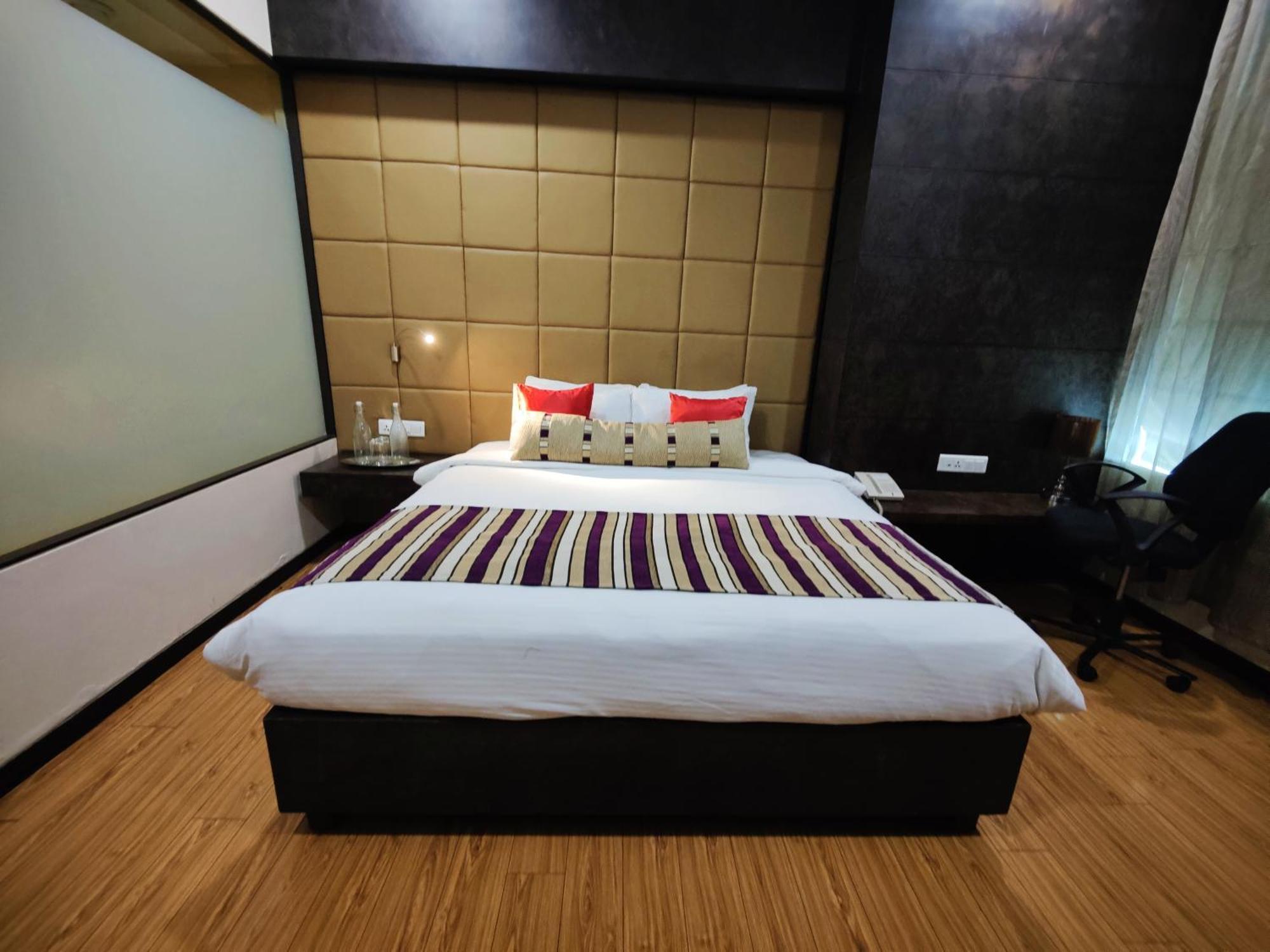 Regenta Central Grand Exotica Pimpri-Chinchwad Esterno foto