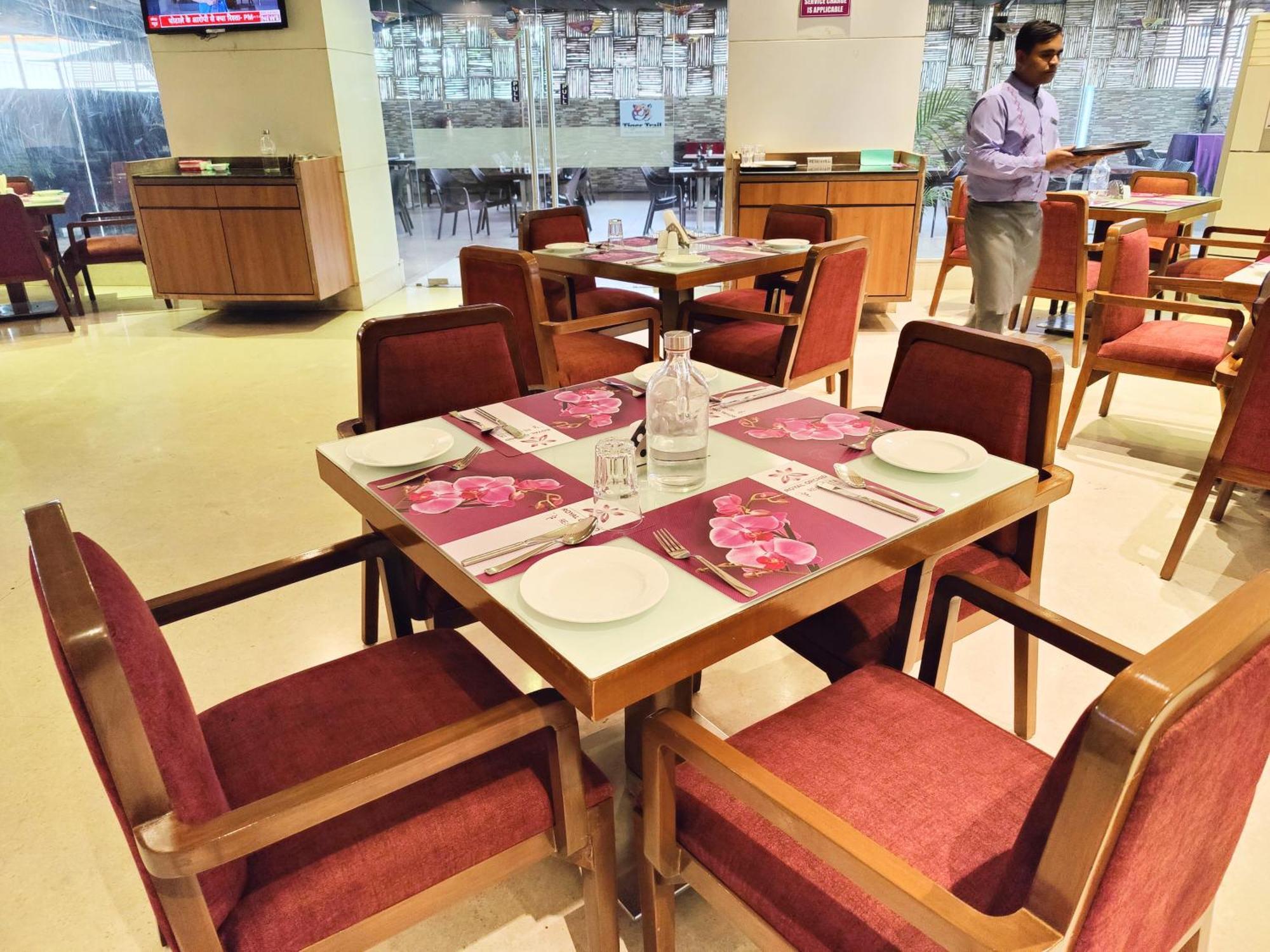 Regenta Central Grand Exotica Pimpri-Chinchwad Esterno foto