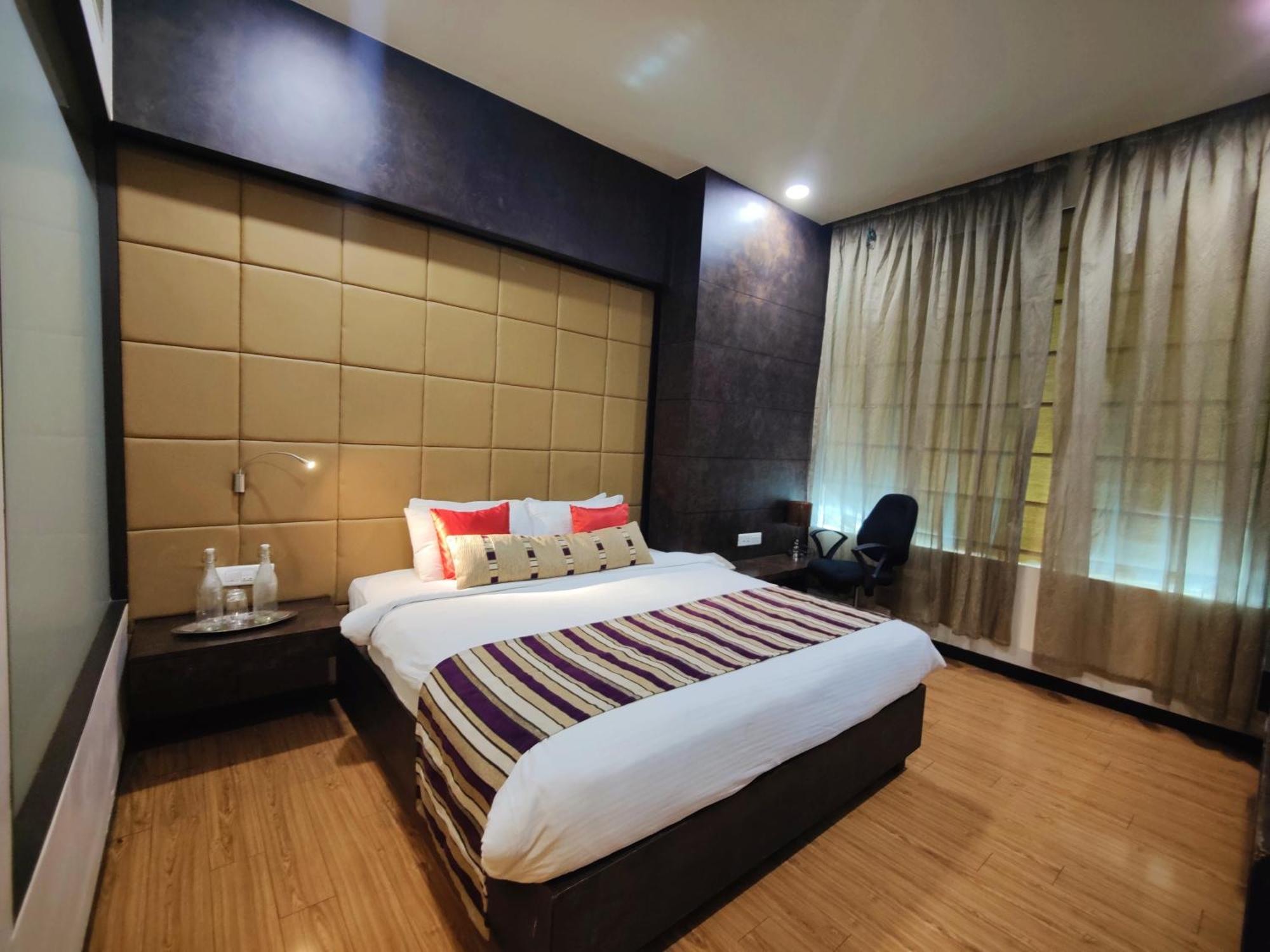 Regenta Central Grand Exotica Pimpri-Chinchwad Esterno foto