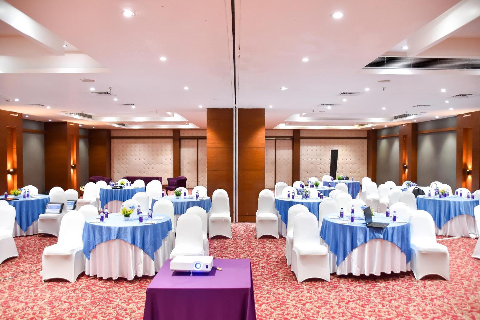 Regenta Central Grand Exotica Pimpri-Chinchwad Esterno foto