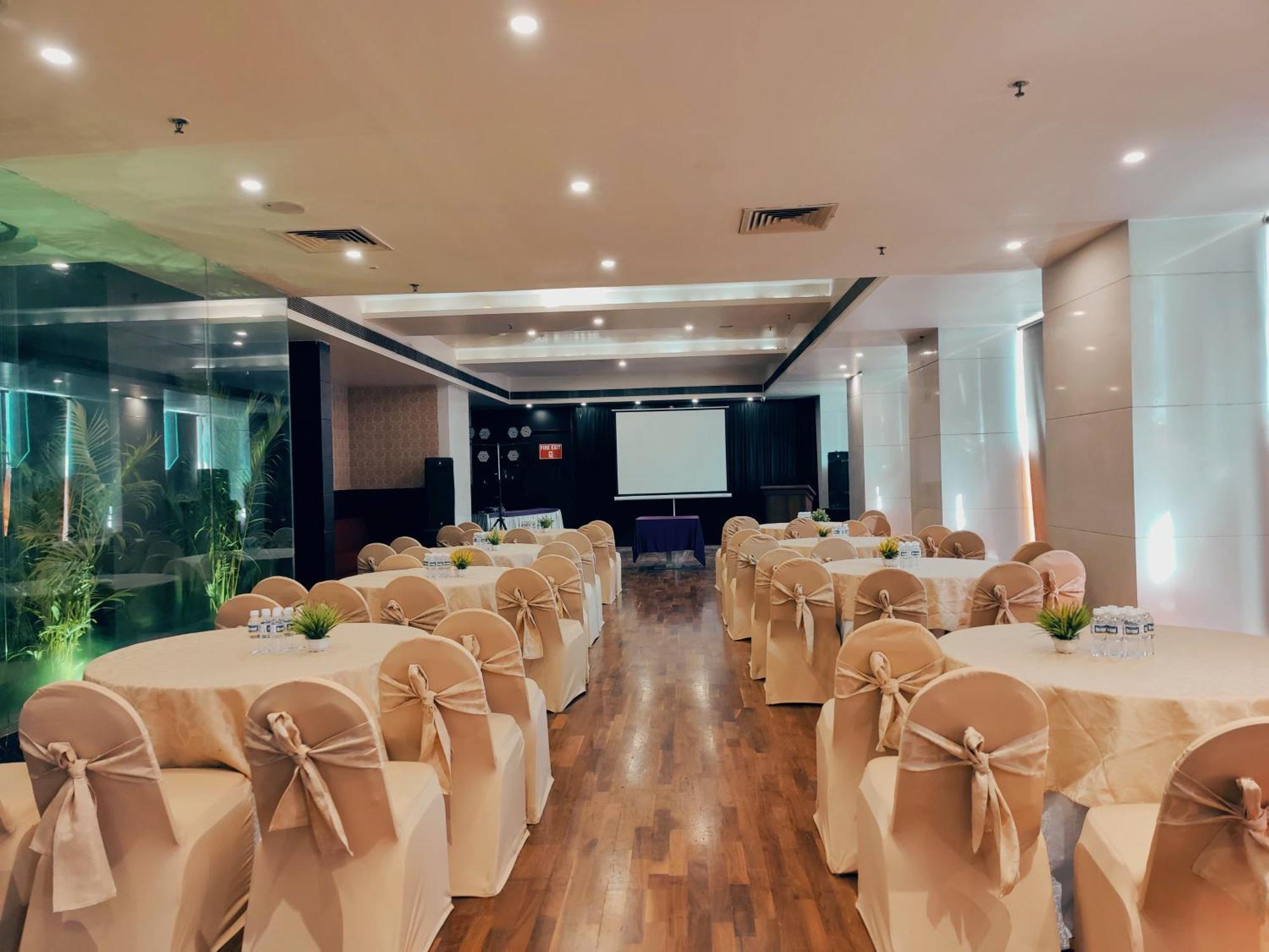 Regenta Central Grand Exotica Pimpri-Chinchwad Esterno foto