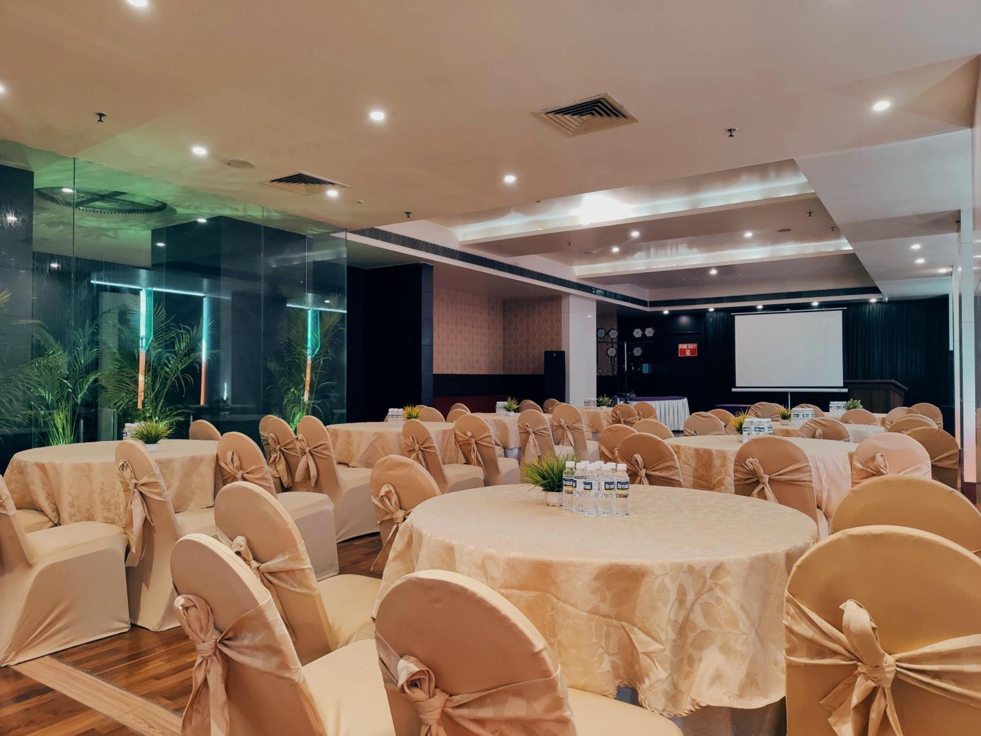 Regenta Central Grand Exotica Pimpri-Chinchwad Esterno foto