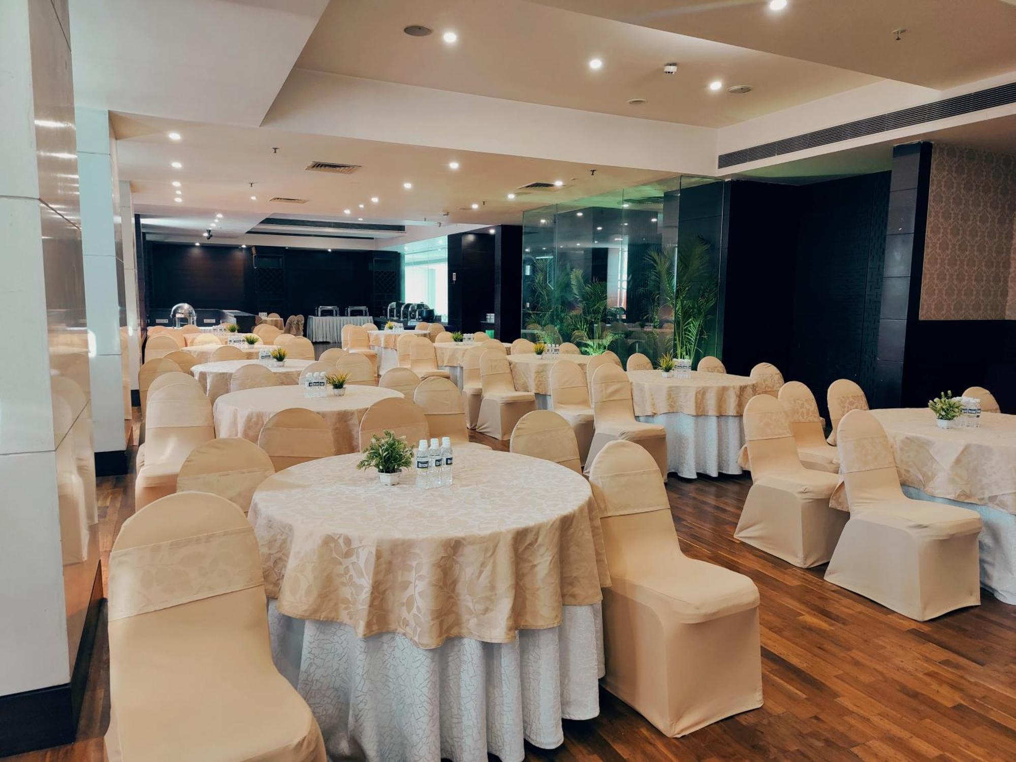 Regenta Central Grand Exotica Pimpri-Chinchwad Esterno foto